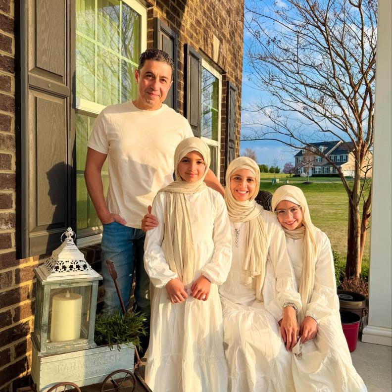 حنان ترك مع أسرته