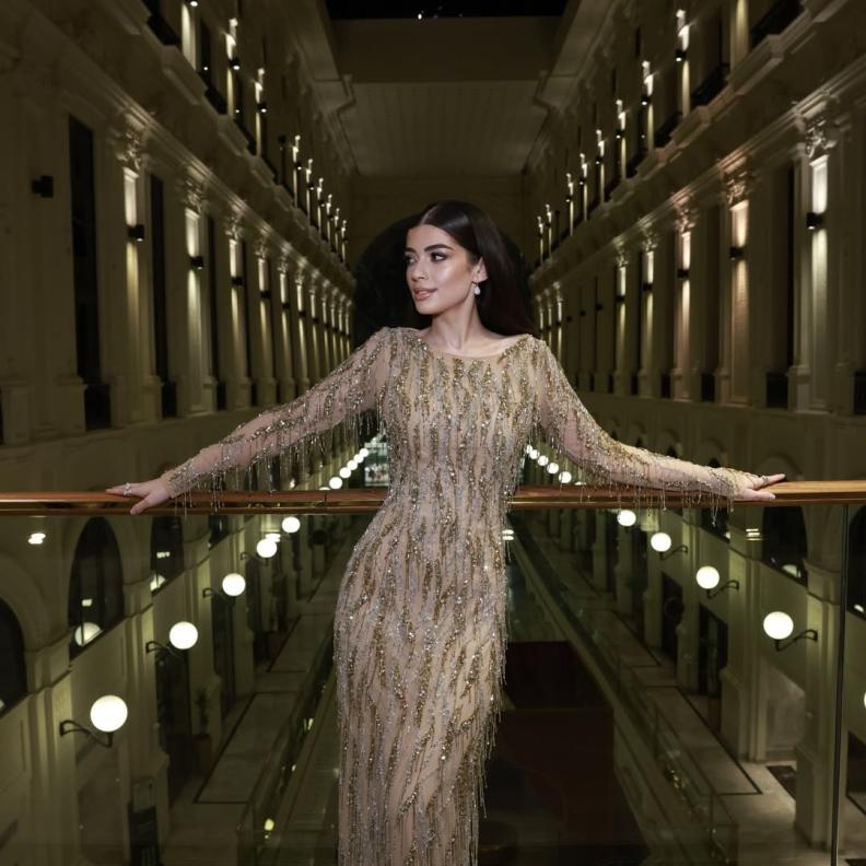 ليلى أحمد زاهر بفستان سهرة مرصع بلون نيود ناعم