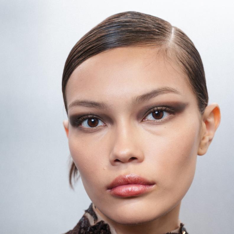 المكياج السموكي لمسة جمالية لاحتفالات نهاية العام