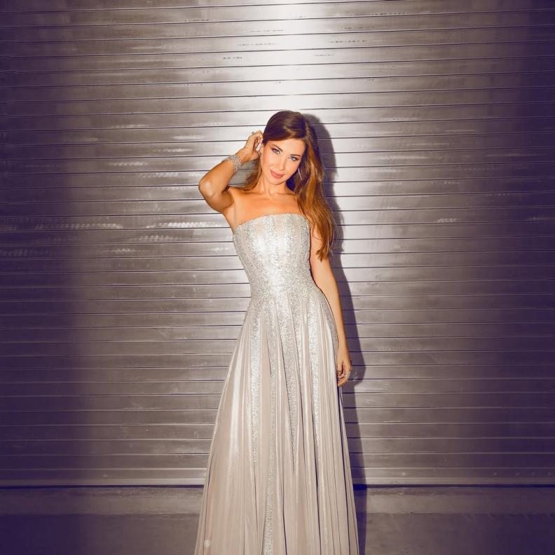 نانسي عجرم بفستان سهرة رقيق باللون الرمادي الفاتح