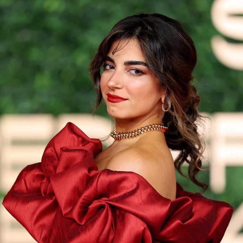 نور الخضراء بمكياج جذاب مع احمر الشفاه القوي