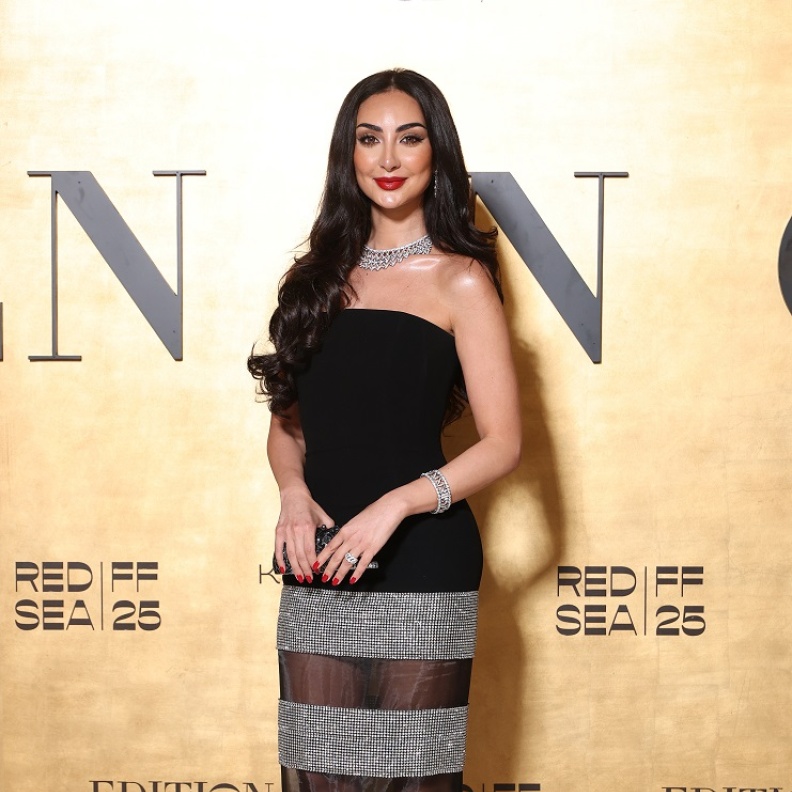 نور الغندور بفستان سهرة بقصة سترابلس