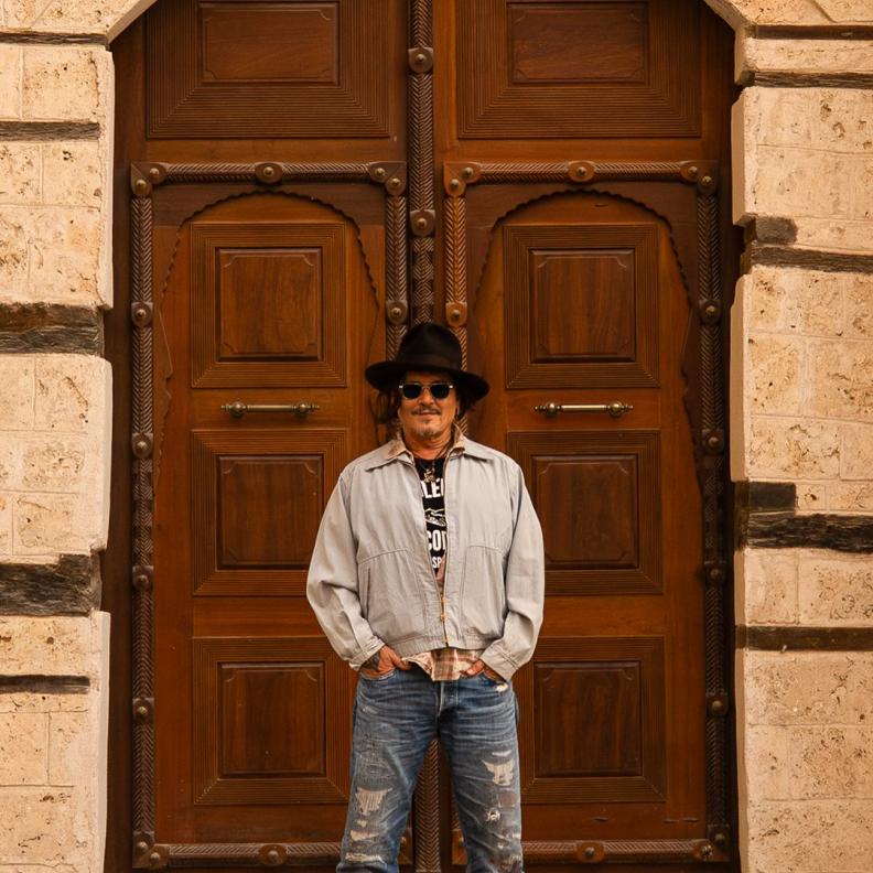 جولة بين التاريخ والبحر لنجم هوليوود… جوني ديب يستكشف كنوز جدة التاريخية