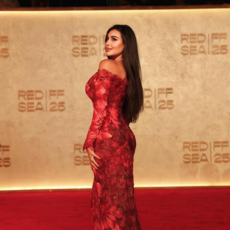 ياسمين صبري بفستان أحمر مفاجئ في مهرجان البحر الأحمر السينمائئ