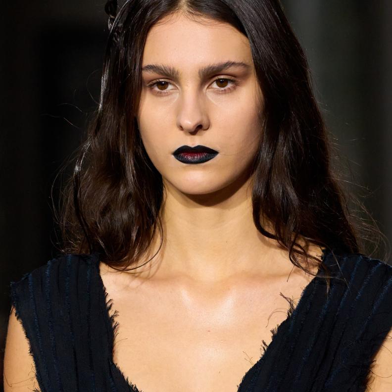 ألوان احمر الشفاه السوداء والاومبريه من دار Torishéju