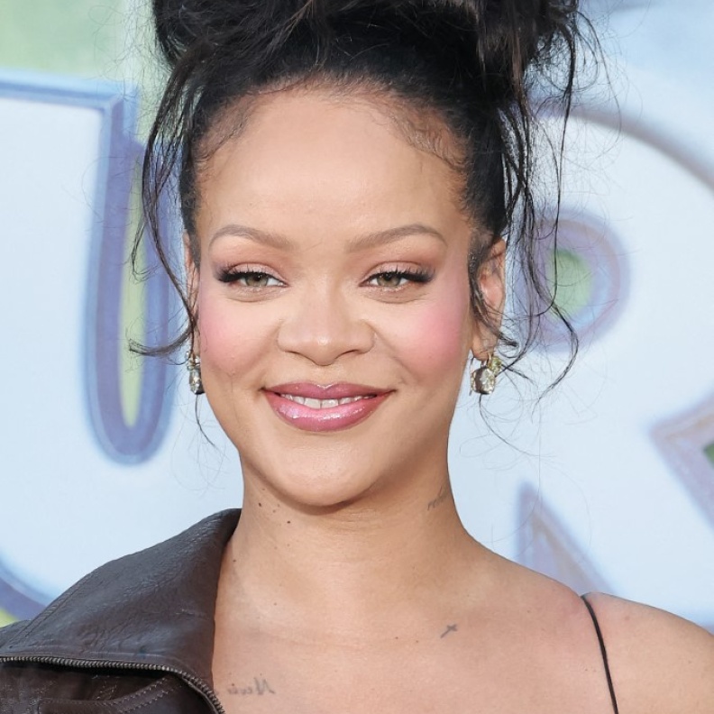 ألوان البلاشر الزهري مع التموجات المات بأسلوب ريهانا