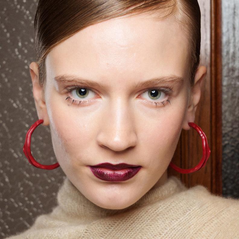  ألوان الشفاه المخملية بتدرجات حمراء وأومبريه من دار Sarawong