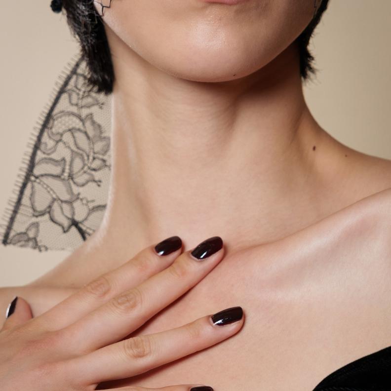 أبرز إتجاهات مناكير داكنة تضيء موسم الأعياد