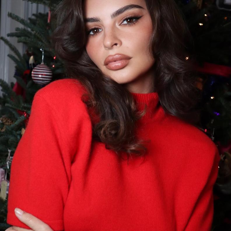 إطلالة Emily Ratajkowski برسمات المكياج المشمشي