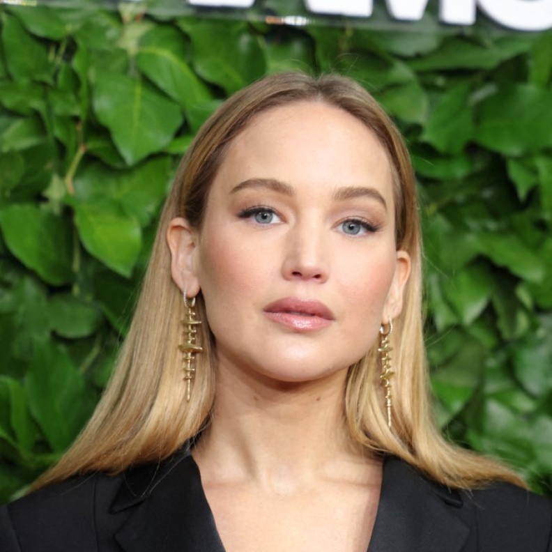 إطلالة Jennifer Lawrence بخطوط الآيلاينر السودا
