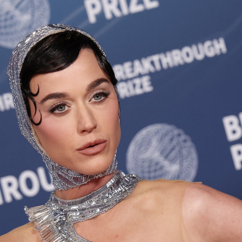  إطلالة Katy Perry برسمات الظلال البيضاء