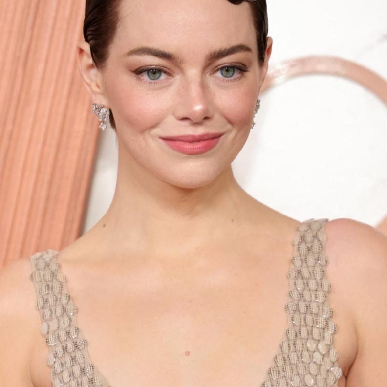  اطلالة  Emma Stoneبتسريحات الشعر المبللة