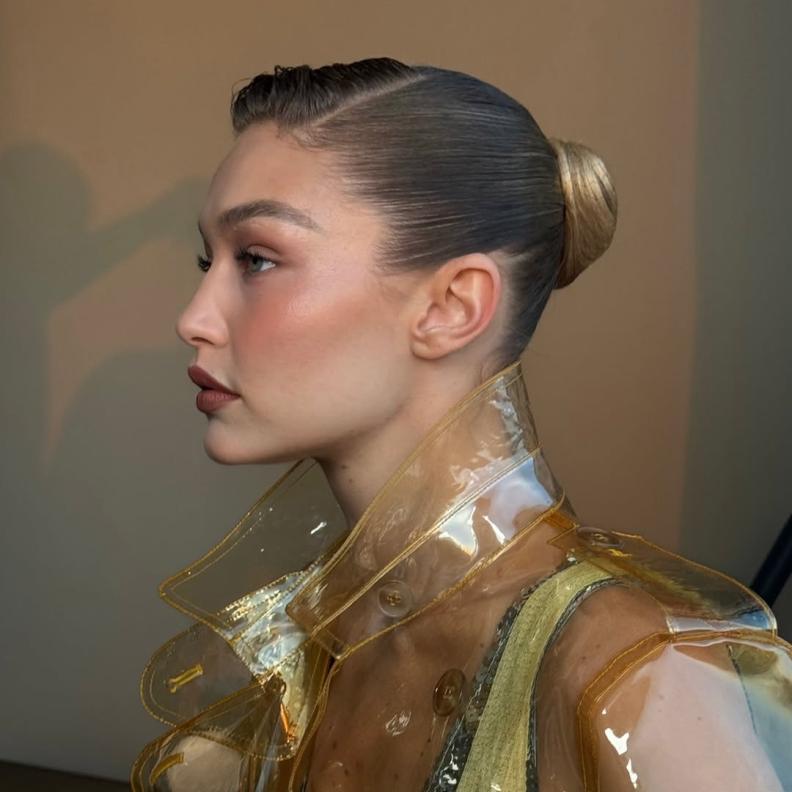  اطلالة Gigi Hadid بألوان البلاشر البرونزي مع التموجات القوية- الصورة من حساب Dimitris Giannetos على انستغر