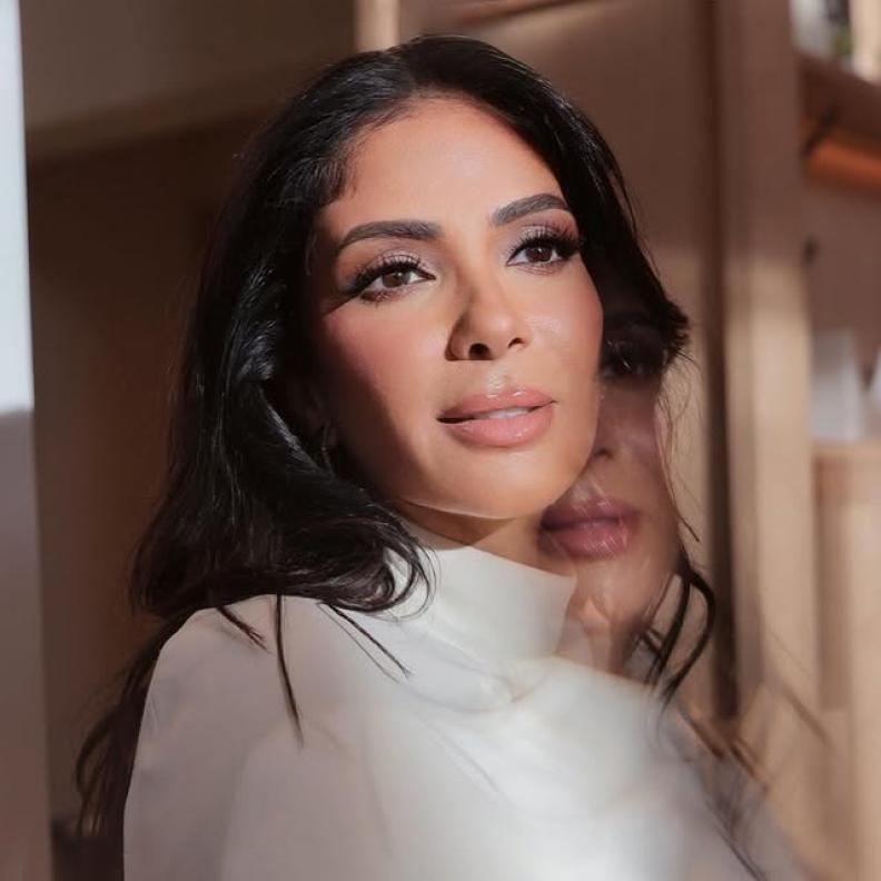 النجمة منى زكي صورة من انستغرام MUHAMMAD NASER  photography and florist