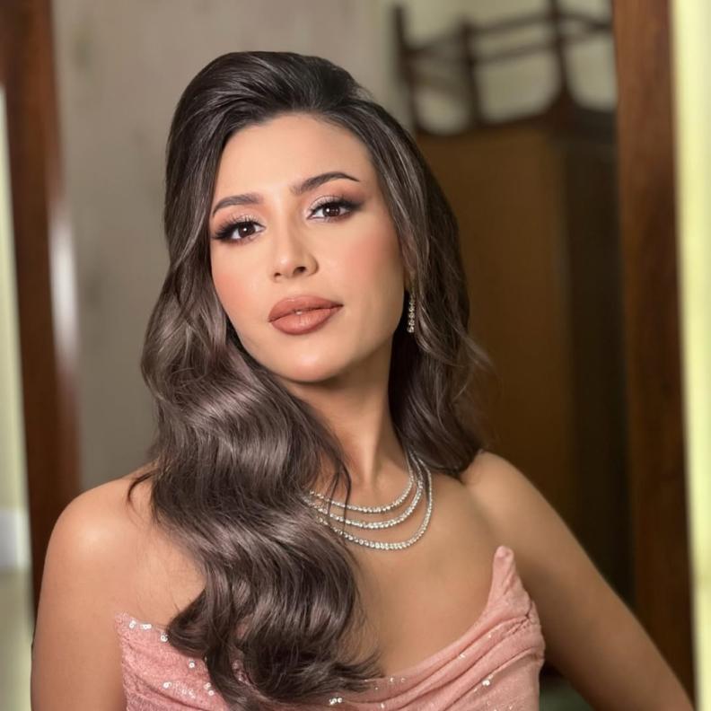 تتمتع جنات ببشرة ناعمة وصافية 