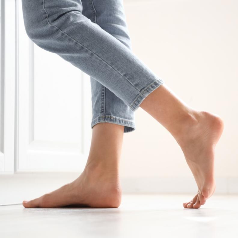 تجنّبي المشي حافي القدمين على الأرض الصلبة داخل المنزل لفترات طويلة