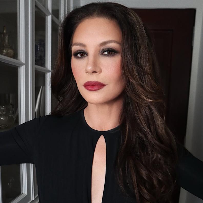  مكياج سموكي قوي من وحي اطلالة Catherine Zeta-Jonesالصورة من حساب Hung Vanngo على انستغرام