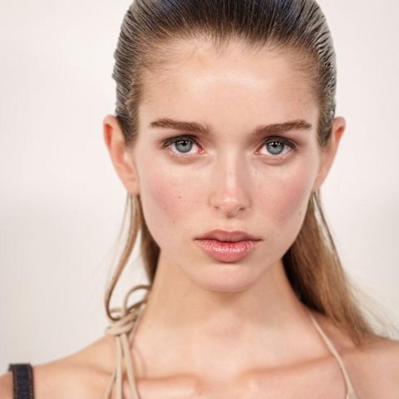 ما هي تقنية شدّ البشرة بالترددات الراديوية لملامح أكثر شباباً؟