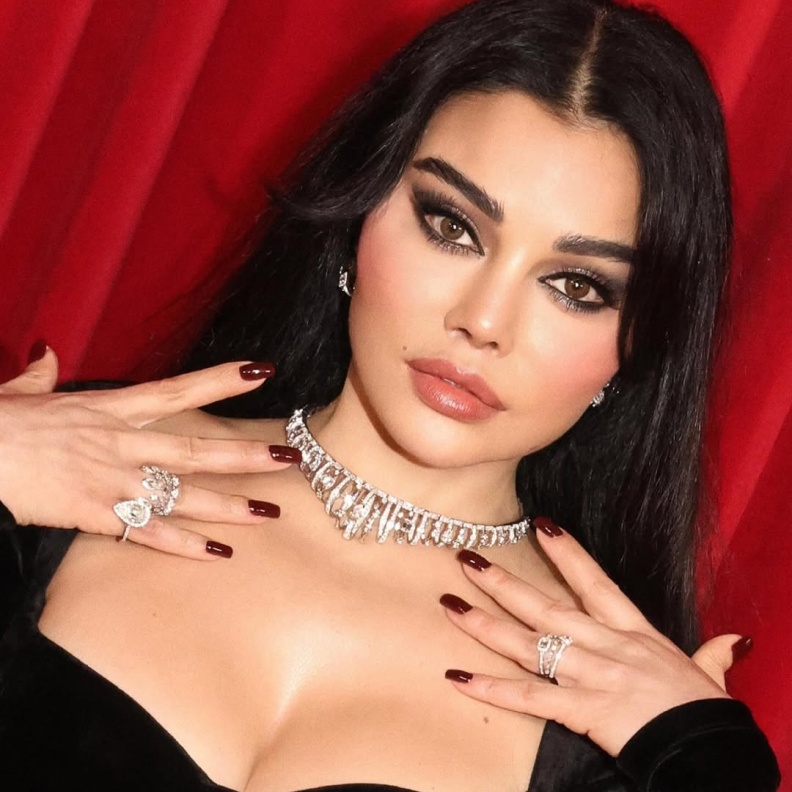 أجدد صيحات هيفاء وهبي لشتاء 2024: مكياج، شعر، ومانيكير