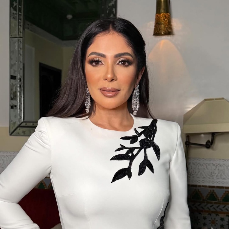 منى زكي تتألق في عرض فيلم "الست" بمكياج "Soft Glam" وهذه خطوات إطلالتها