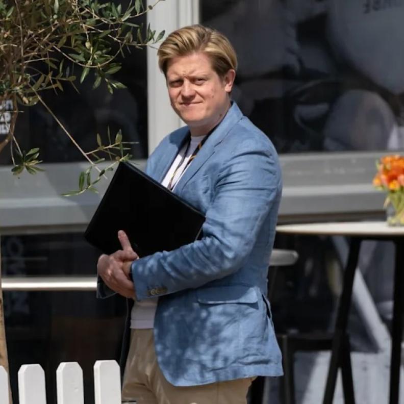 جيمس هولت يترجل عن قيادة مؤسسة هاري وميغان