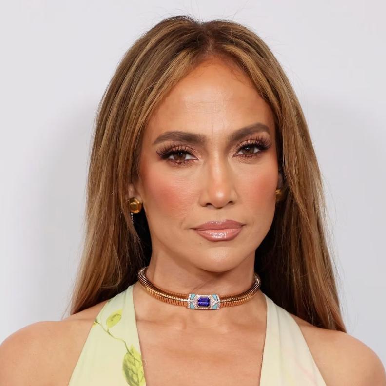 جينيفر لوبيز تفتح أبواب قصرها الفاخر