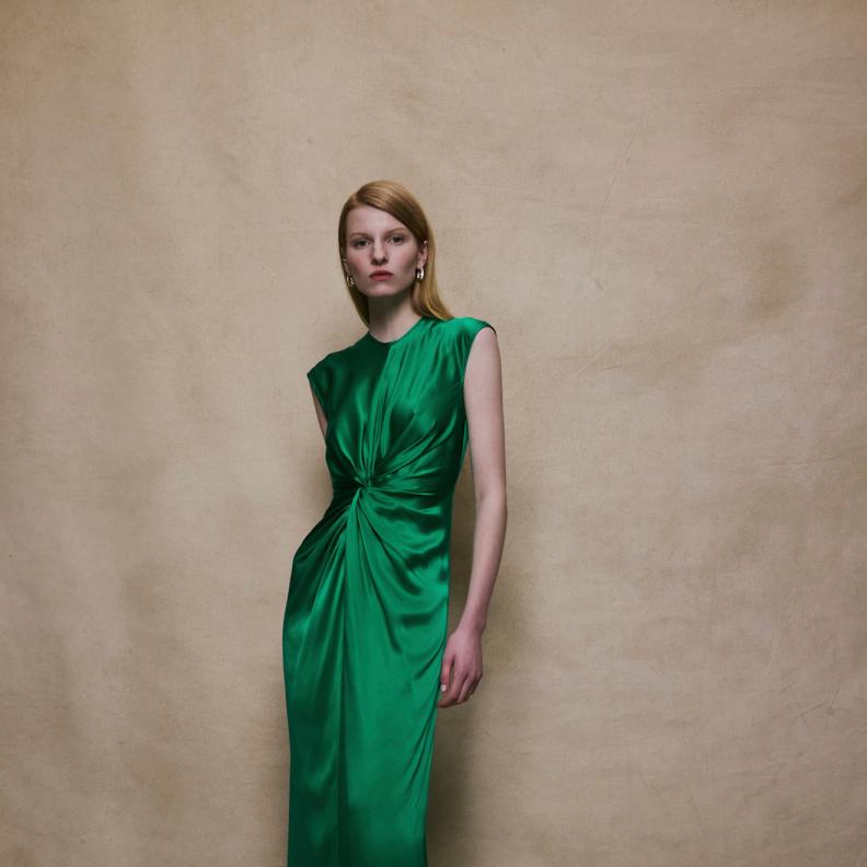 الفساتين الخضراء تلهمك بأجدد صيحات الموضة لمناسبات نهاية العام