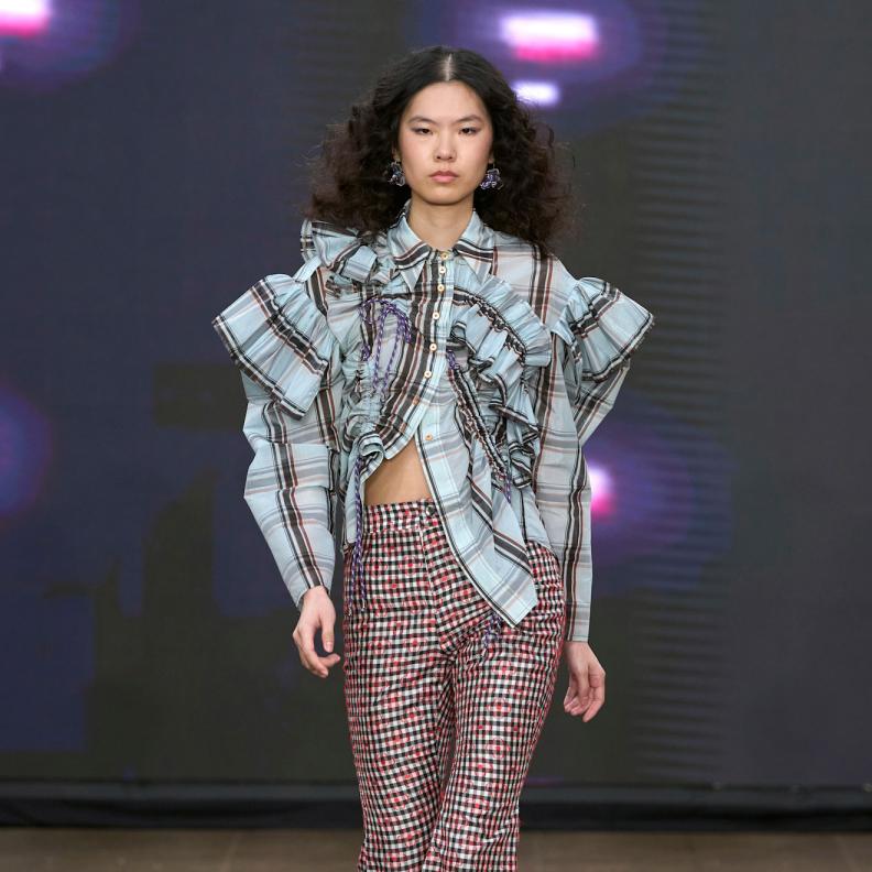  نقشات المربعات توحي يموضة التسعينات من Alex S Yu LO