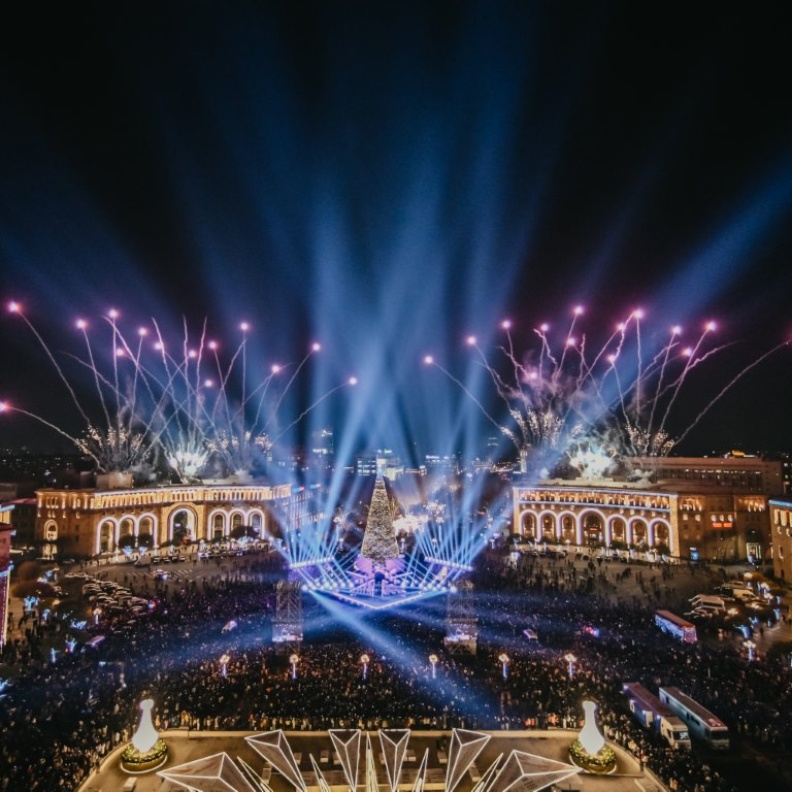 يريفان تستقبل موسم الأعياد بإضاءة شجرة الميلاد وسط أجواء احتفالية ساحرة في 14 ديسمبر