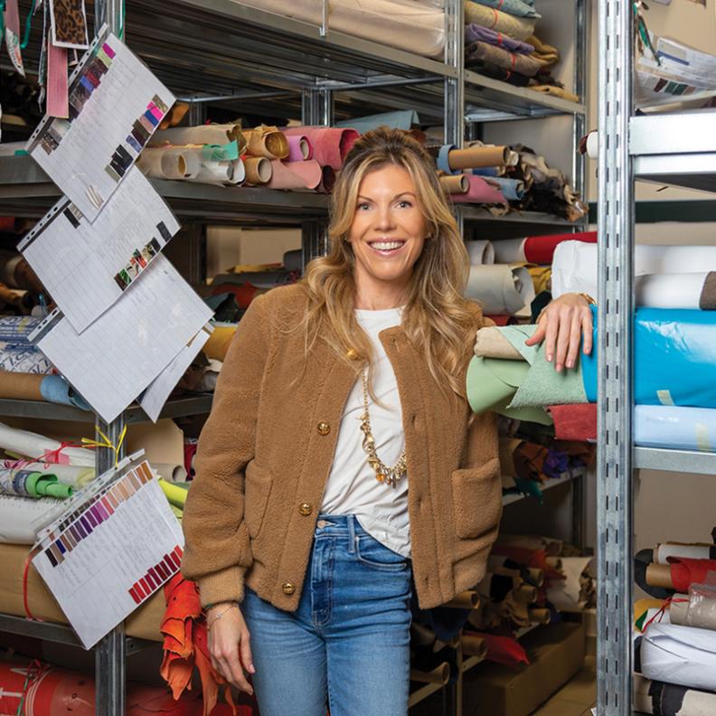 تتمسّك "تايلر إليس" Tyler Ellis، المديرة الإبداعية والرئيسة التنفيذية لعلامة الحقائب الفاخرة التي تحمل اسمها، بجذور إرث لم تعشه بذكرياته المباشرة. 