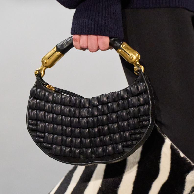 تنوع نقشات الحقائب في الشتاء من Balmain 