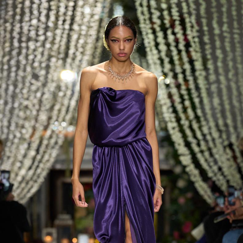 موضة الفساتين البنفسجية الداكنة في موسم الأعياد