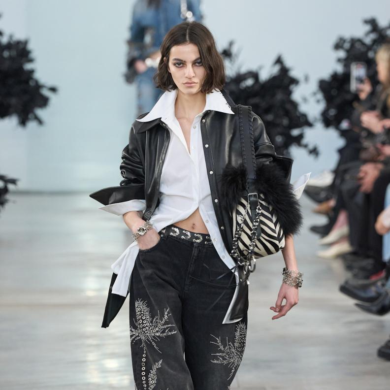 إطلالة مسائية معاصرة مع تنسيق Blumarine للسروال المطرز 