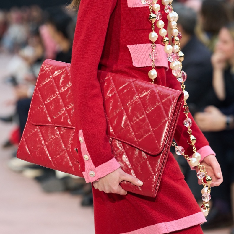 حقيبة كلاسيكية من Chanel بنفحة عصرية وروح جريئة ضرورية في خزانتك هذا الموسم