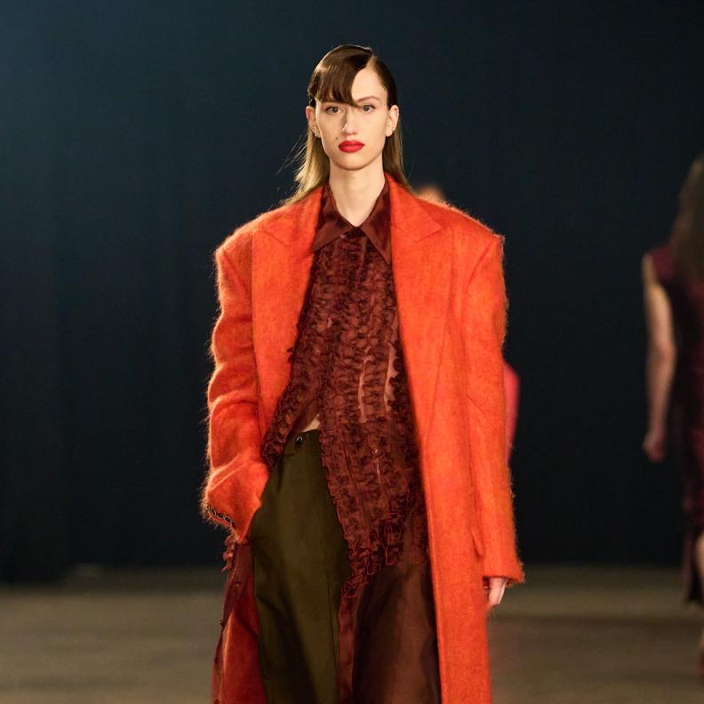 موضة المعاطف الملونة تخطف الأنظار بقصاتها الراقية