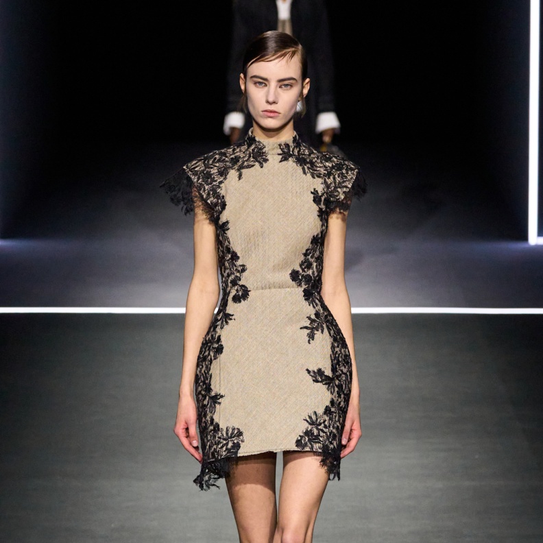 3 صيحات من خريف وشتاء 2025 تنحت الخصر وتبرز جمال جسم الساعة الرملية