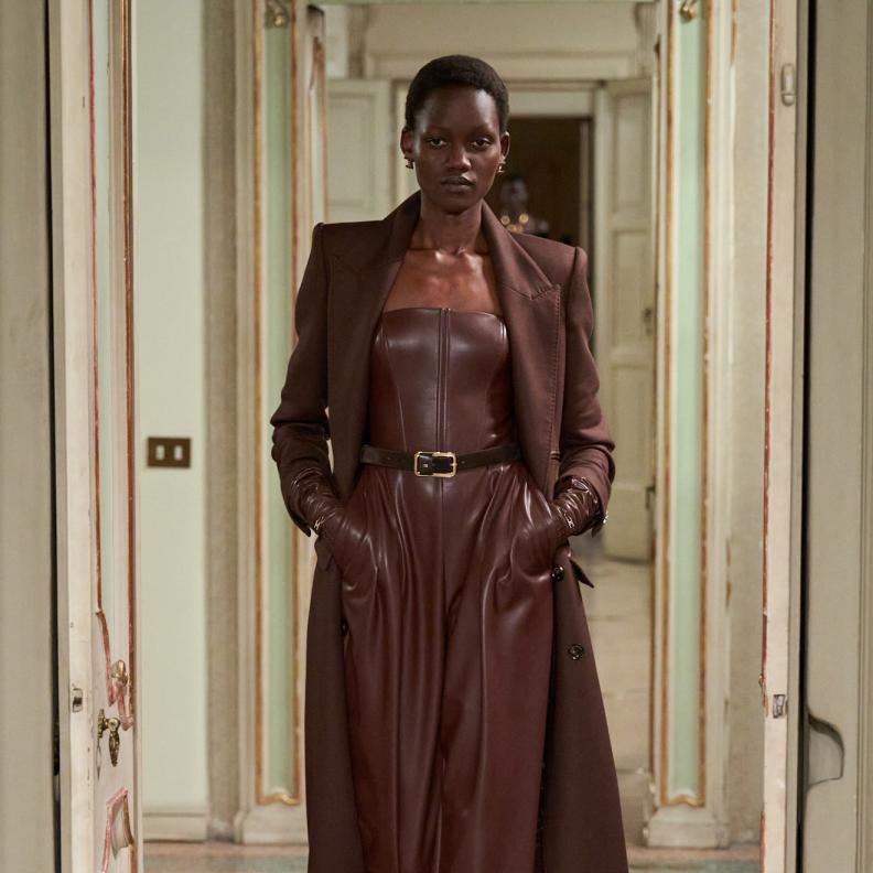 إطلالة أنيقة باللّون البني من Elisabetta Franchi