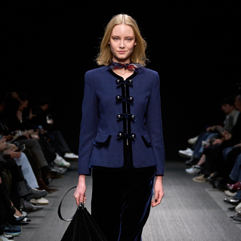 أبرز تنسيقات ألوان عام 2025 بأسلوب Emporio Armani