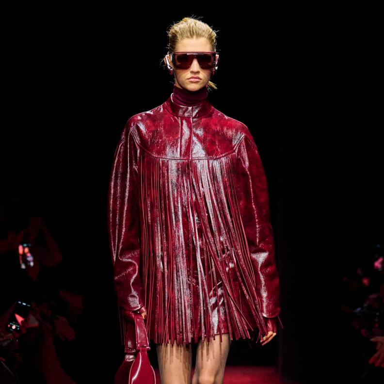 موضة اللون الأحمر ثورة في عالم الموضة لاحتفالات نهاية العام