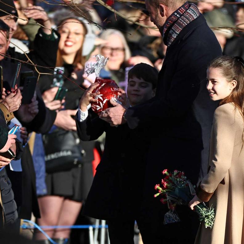 الأمير ويليام والأميرة شارلوت في موقف طريف في يوم عيد الميلاد