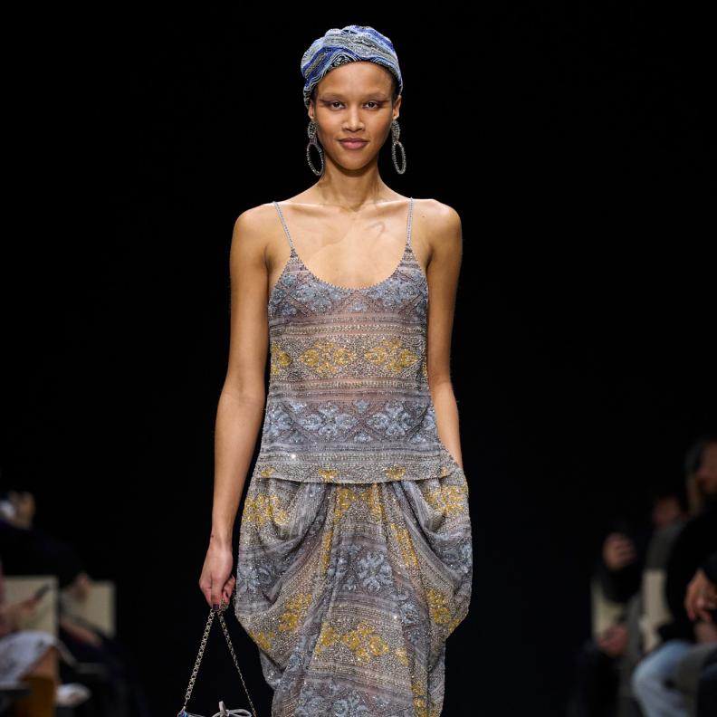 إطلالة بألوان ميتاليكية من Giorgio Armani