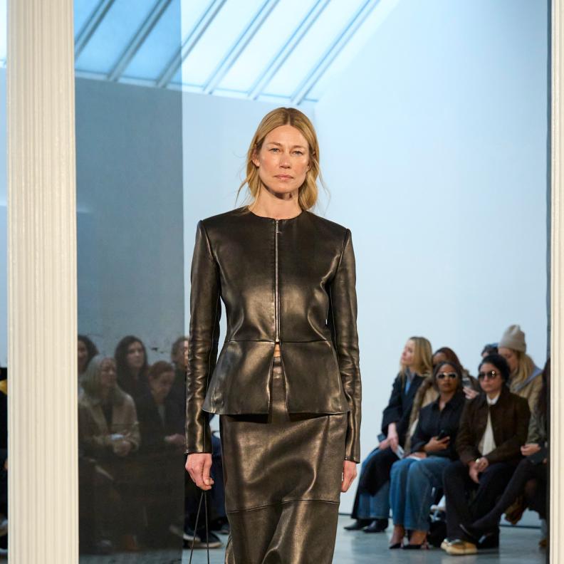 صيحة بدلات التنورة... أناقة كلاسيكية بنَفَس معاصر