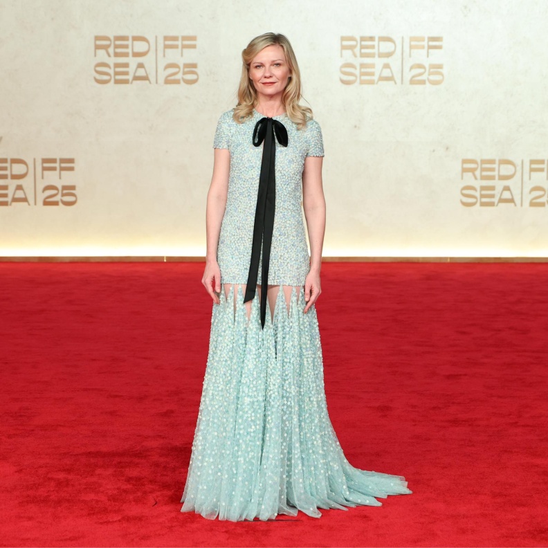 Kirsten Dunst في افتتاح مهرجان البحر الأحمر السينمائي باطلالة من ديور من المجموعة الأولى للمصمم جوناثان اندرسون