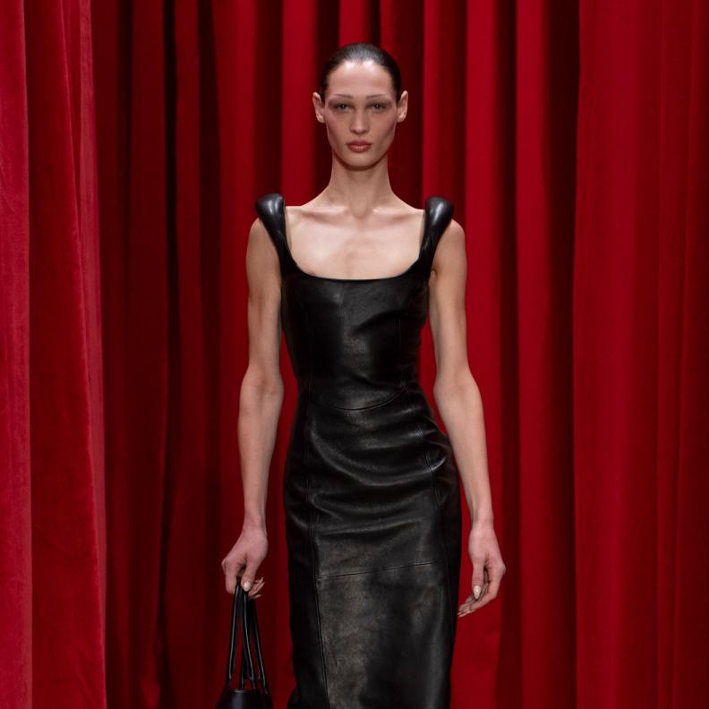 صيحة فساتين الجلد 