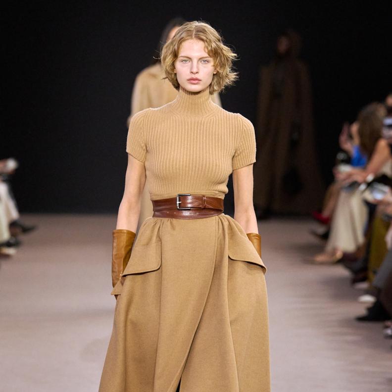 أكثري من ارتداء اللون البيج في اطلالاتك فهو اللون الأبرز في شتاء 2026