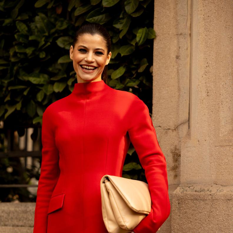 الفساتين الحمراء لشتاء 2026 بأسلوب Street style