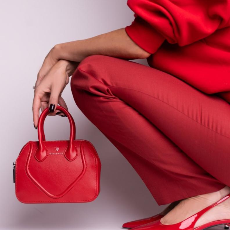 فيغانولوجي تقدّم اثنين من أبرز أكسسوارات موسم نهاية العام: حقيبتي نوفا وجِمّا  