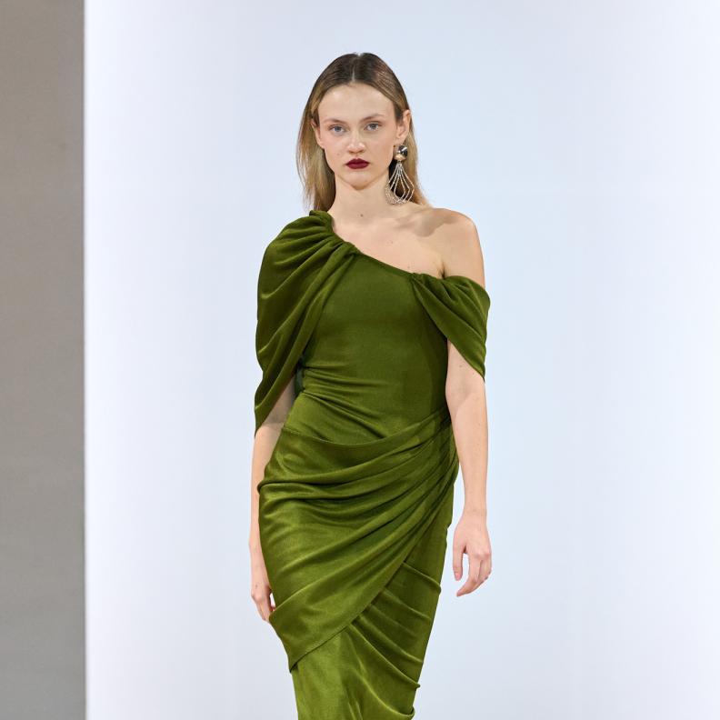 موضة الفساتين المخملية في سهرات رأس السنة