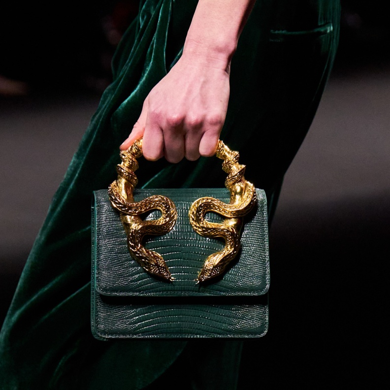 حقائب باللون الأخضر لإطلالة تنبض أناقة في يوم الاتحاد