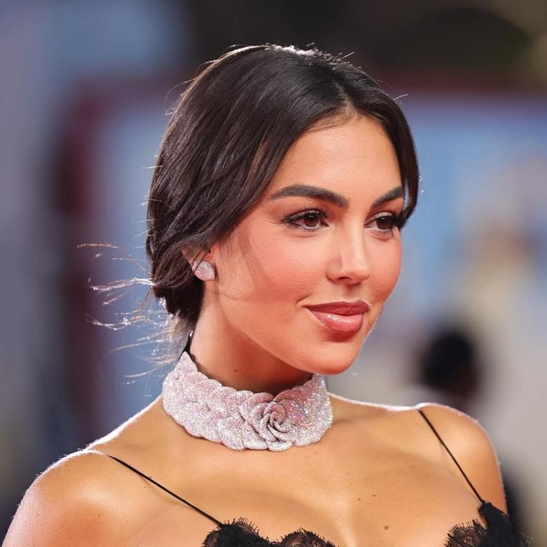 جورجينا رودريغز عروس العام 2026 إستلهمي بأسلوبها أجمل إطلالاتها الجمالية 